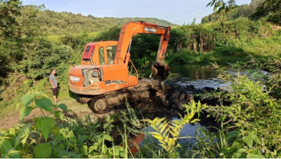 馬家沖村開挖攔水圍堰