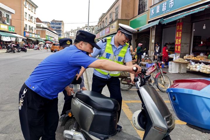 規(guī)范停放車輛，維持良好道路秩序