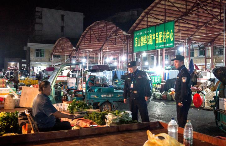 凌晨時(shí)分,，民輔警在農(nóng)貿(mào)市場開展巡邏