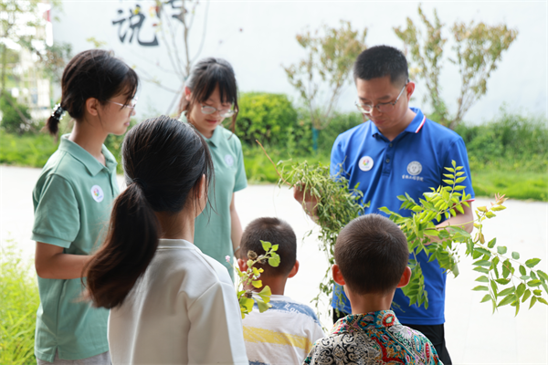 “新農(nóng)人”引領(lǐng)綠色課堂,，知識與自然同顯風(fēng)采65b35c626d0d48ac9aae52b85d53322e